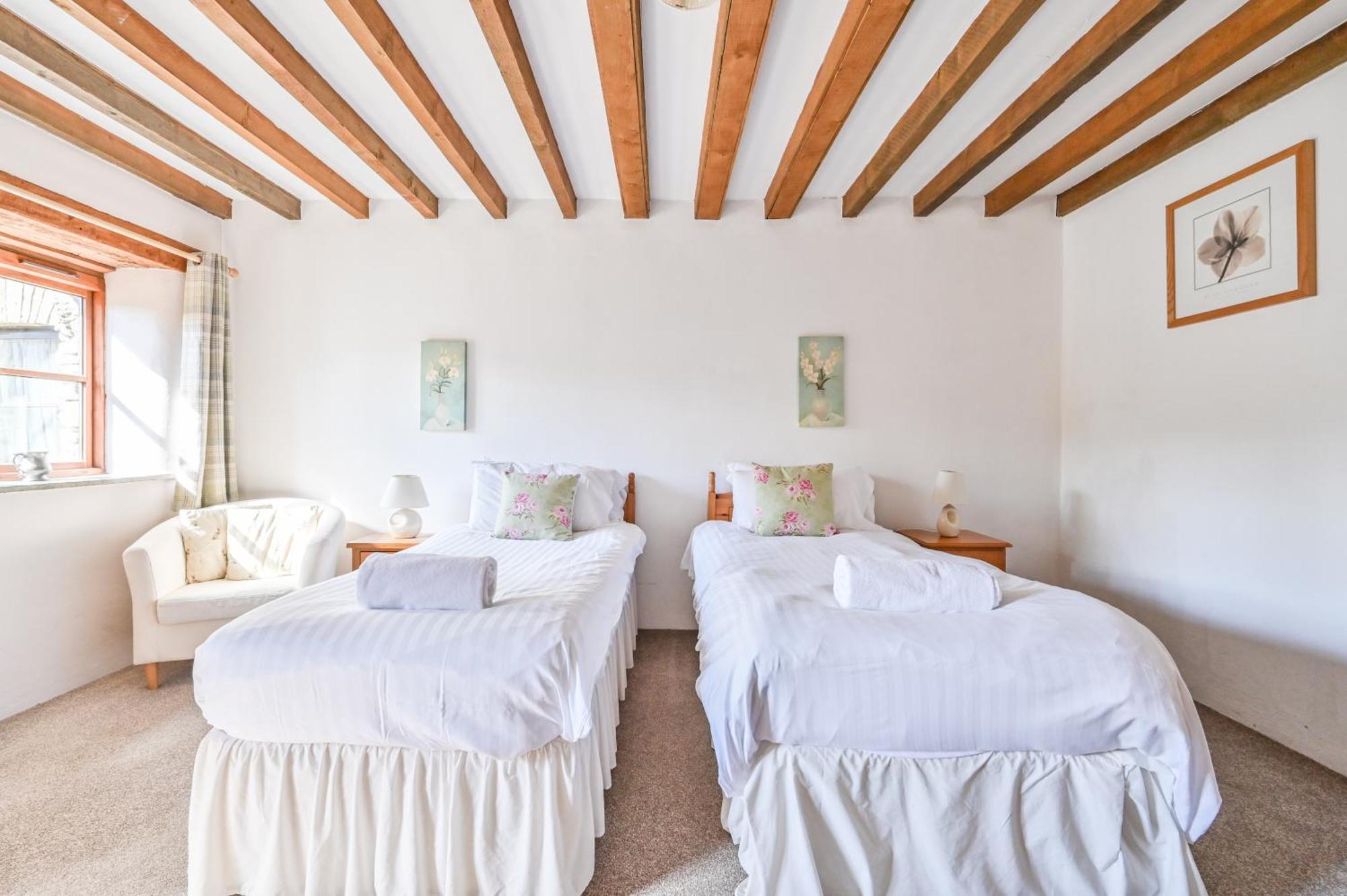 Polean Farm Cottages - With Free Animal Feeding And Pony Rides And Free Access To A Nearby Pool لوي الغرفة الصورة