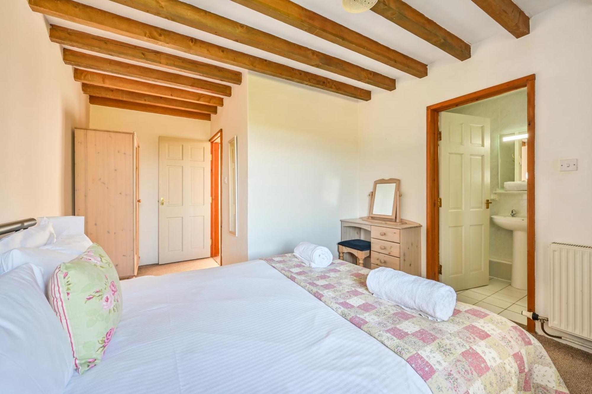 Polean Farm Cottages - With Free Animal Feeding And Pony Rides And Free Access To A Nearby Pool لوي الغرفة الصورة