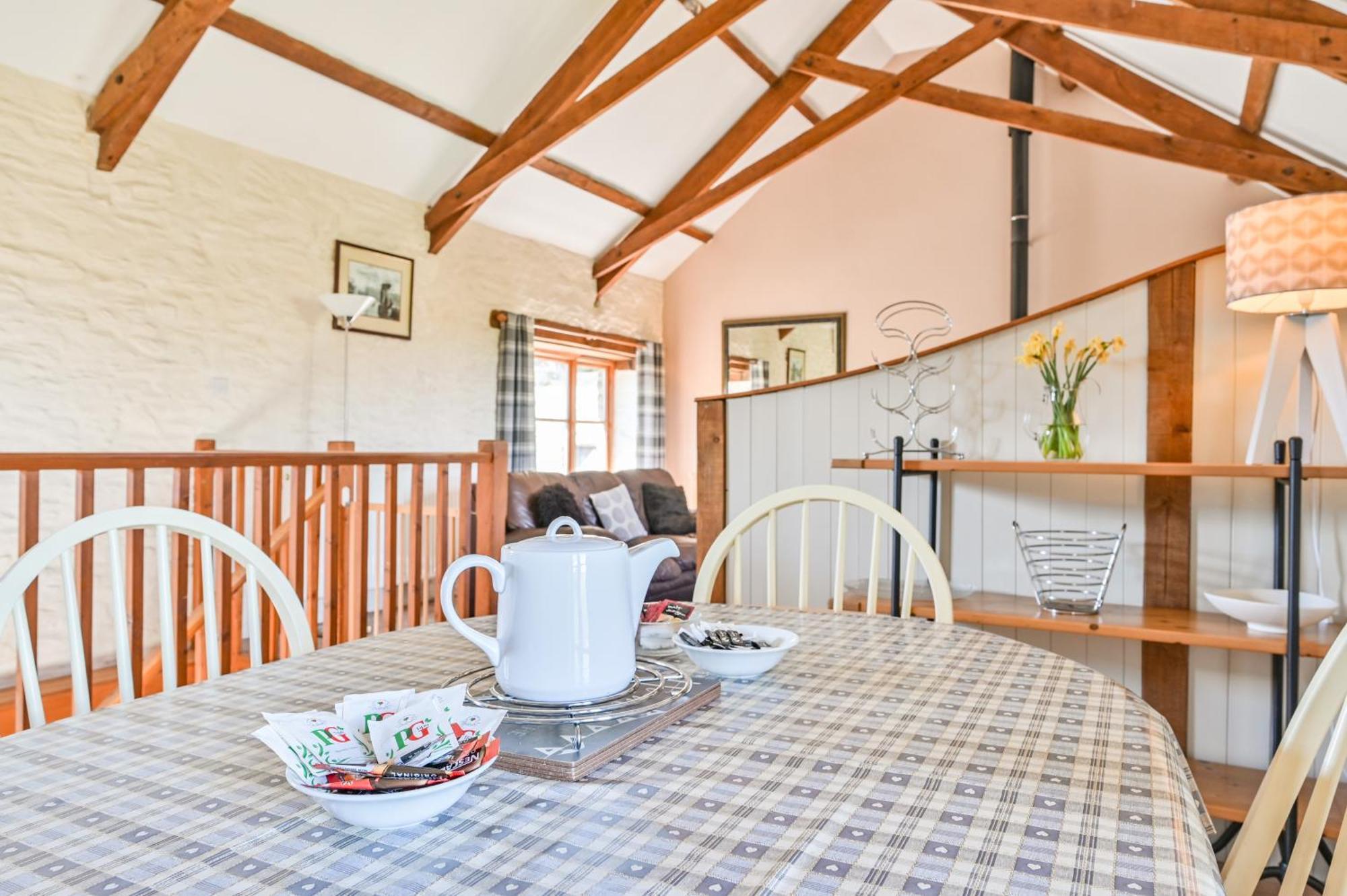 Polean Farm Cottages - With Free Animal Feeding And Pony Rides And Free Access To A Nearby Pool لوي الغرفة الصورة